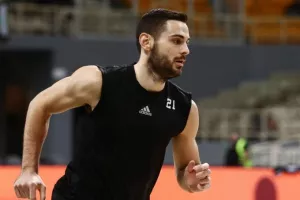 Ολοταχώς προς το χειρουργείο ο Παπαπέτρου και 1,5 μήνα εκτός δράσης