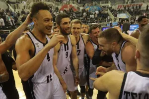 Όταν ο ΠΑΟΚ τα… σπάει αλλά κερδίζει