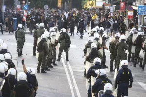 (Βίντεο) Ένταση και χημικά στη Νέα Φιλαδέλφεια κατά την άφιξη των οπαδών του Άγιαξ