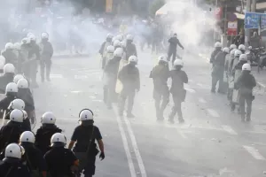 (Βίντεο) Ένταση και χημικά στη Νέα Φιλαδέλφεια κατά την άφιξη των οπαδών του Άγιαξ