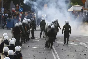 (Βίντεο) Ένταση και χημικά στη Νέα Φιλαδέλφεια κατά την άφιξη των οπαδών του Άγιαξ
