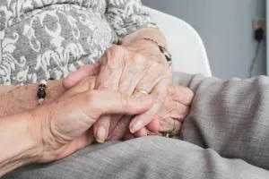 Φρίκη στη Γαλλία με 44χρονο που βίασε δύο γυναίκες 93 και 95 ετών - Πέθανε από ανακοπή η μία