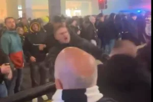 (ΒΙΝΤΕΟ) Μπουνιές έξω από το γήπεδο