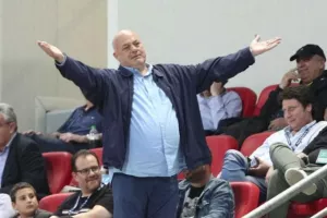 «Δεν είναι ομοφοβικός ο πατέρας μου - Ο παππούς μου ήταν ΚΚΕ» λέει η κόρη του Αχιλλέα Μπέου
