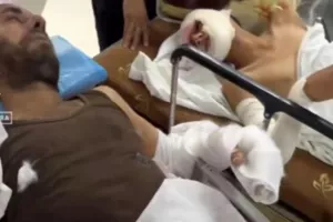 Τραυματισμένο παιδί στη Γάζα δίνει κουράγιο στον τραυματία πατέρα του (βίντεο)