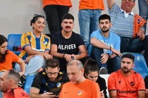Φωτορεπορτάζ από την πορτοκαλί εξέδρα