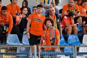 Φωτορεπορτάζ από την πορτοκαλί εξέδρα