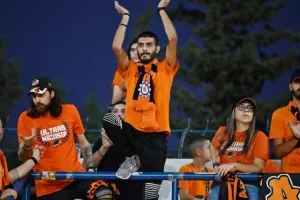 Φωτορεπορτάζ από την πορτοκαλί εξέδρα