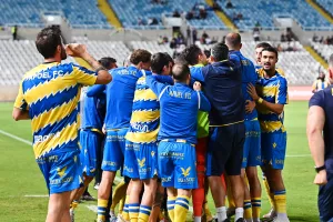 Η κορυφή του γυαλίζει το μάτι 