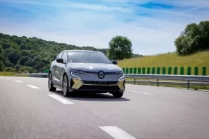 Το νέο ηλεκτρικό Renault Megane βρίσκεται στους εκθεσιακούς χώρους του Ομίλου Πηλακούτα 