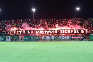 (ΒΙΝΤΕΟ) Εντυπωσιακή ατμόσφαιρα οι Ομονοιάτες: "Hasta la victoria siempre"