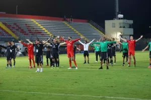 Οθέλλος-Άρης: Με Καζού έπιασε... ΑΠΟΕΛ στην κορυφή! (φώτος)