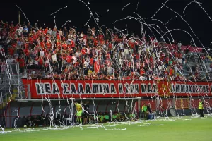 Έδρα φρούριο, σύμμαχος ο κόσμος!