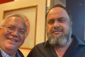 O Παναθηναϊκός δημοσίευσε φωτογραφία του γιατρού του ντέρμπι με τον Βαγγέλη Μαρινάκη