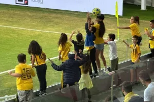 Μπάλες... στην κερκίδα ο Λέοντας! (Φώτος)