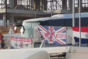 Με σημαίες στο γήπεδο! (Φώτος)