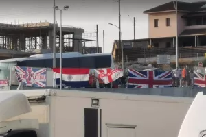 Με σημαίες στο γήπεδο! (Φώτος)