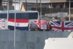 Με σημαίες στο γήπεδο! (Φώτος)