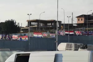 Με σημαίες στο γήπεδο! (Φώτος)