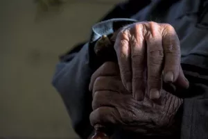 Θα ζήσουμε μέχρι τα 100; Επιστήμονες ανακάλυψαν βιοδείκτες στο αίμα που ίσως προβλέπουν τις πιθανότητες