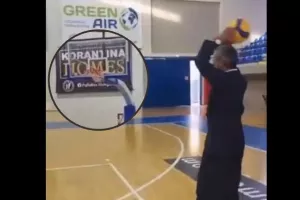 Έκανε θραύση ο Πάτερ Κυριάκος στον Αγιασμό του Παφιακού: Τρίποντο με την μπάλα του βόλεϊ! (Βίντεο)