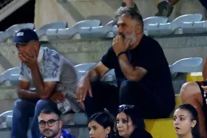 Επέλεξε κερκίδα!