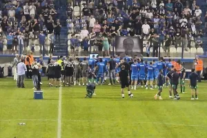 Συγκινητικές στιγμές στο ΠΑΠ/Τίμησαν τη μνήμη του Κίκη Κωνσταντίνου (Φώτος)