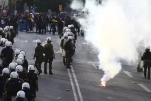 (Βίντεο) Ένταση και χημικά στη Νέα Φιλαδέλφεια κατά την άφιξη των οπαδών του Άγιαξ