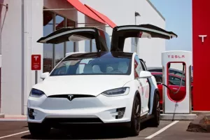 Tesla: Καλείται να ανακαλέσει σχεδόν 55.000 Model X