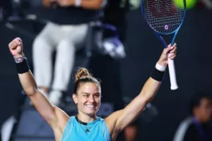 Στα WTA Finals η Σάκκαρη, αποσύρθηκε η Μούχοβα