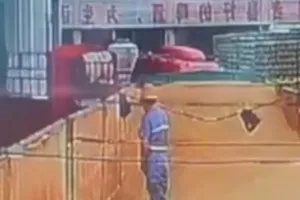 Εργαζόμενος σε μεγάλη ζυθοποιία συνελήφθη από τις κάμερες να ουρεί σε δεξαμενή με μπίρα (βίντεο)
