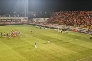 (ΒΙΝΤΕΟ) ''Οε, οε, οε, πρωτάθλημα και κύπελλο ξανά στο ΑΠΟΕΛ''