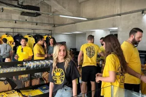 (ΦΩΤΟΣ) Κατάμεστη... η μπουτίκ της ΑΕΛ