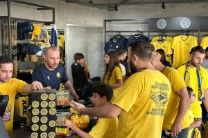 (ΦΩΤΟΣ) Κατάμεστη... η μπουτίκ της ΑΕΛ