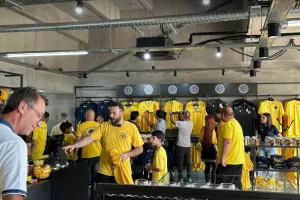 (ΦΩΤΟΣ) Κατάμεστη... η μπουτίκ της ΑΕΛ