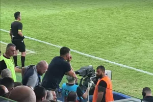 (ΦΩΤΟΣ) Πήρε θέση στην εξέδρα ο Μιλόγεβιτς