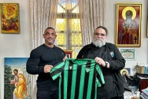Επίσκεψη στον Μητροπολίτη Ταμασού και δώρο φανέλα του Ολυμπιακού!
