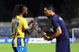 Καρμιώτισσα-AΠΟΕΛ: Σαββατόβραδο… στην κορυφή! (φωτος)