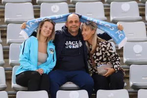 Κάτω... απ' το κασκόλ!