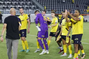 Περιμένει να δει την αντίδραση τους