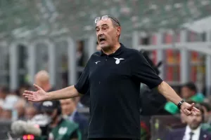 Έξαλλος ο Σάρι με FIFΑ και UEFA: «Πετάνε τους παίκτες στο σφαγείο»
