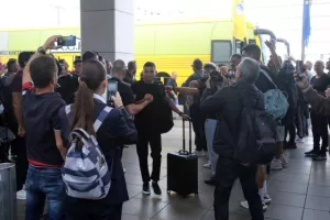 ΑΕΚ: «Πετάει» για Μασσαλία η αποστολή – Αποθέωση στο αεροδρόμιο