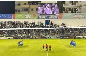 Μονόλεπτος σιγή για Πάνο Θεοδώρου/Η φωτογραφία του στη γιγαντοοθόνη του γηπέδου