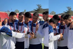 Οι "αιώνιοι" διεθνείς με κινητό και... γέλια