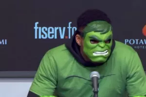 Ο Γιάννης εμφανίστηκε ως Hulk: «Τα δίνω όλα στο παρκέ - Σε κάποιους αρέσει, σε άλλους όχι»
