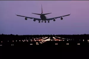 Ελεύθερη η Βρετανίδα που προκάλεσε αναγκαστική προσγείωση σε αεροσκάφος στο αεροδρόμιο «Μακεδονία»