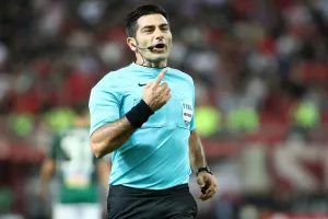 Ολυμπιακός: "Ο διαιτητής ενημέρωσε ότι δεν έπεσε κάτι στην αντίληψη του και για αυτόν πρέπει να συνεχιστεί το ματς"