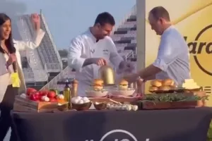 Ο Μέσι φόρεσε ποδιά και παρουσίασε σαν άλλος σεφ μπέργκερ σε παιδιά