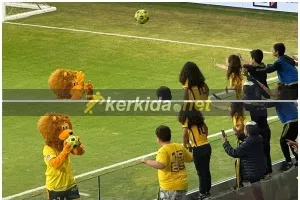 Μπάλες... στην κερκίδα ο Λέοντας! (Φώτος)