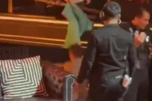 Το blooper της σεζόν: O Πικέ πήγε να υπογράψει σε φανέλα και «βούτηξε» στο κενό! (Βίντεο)